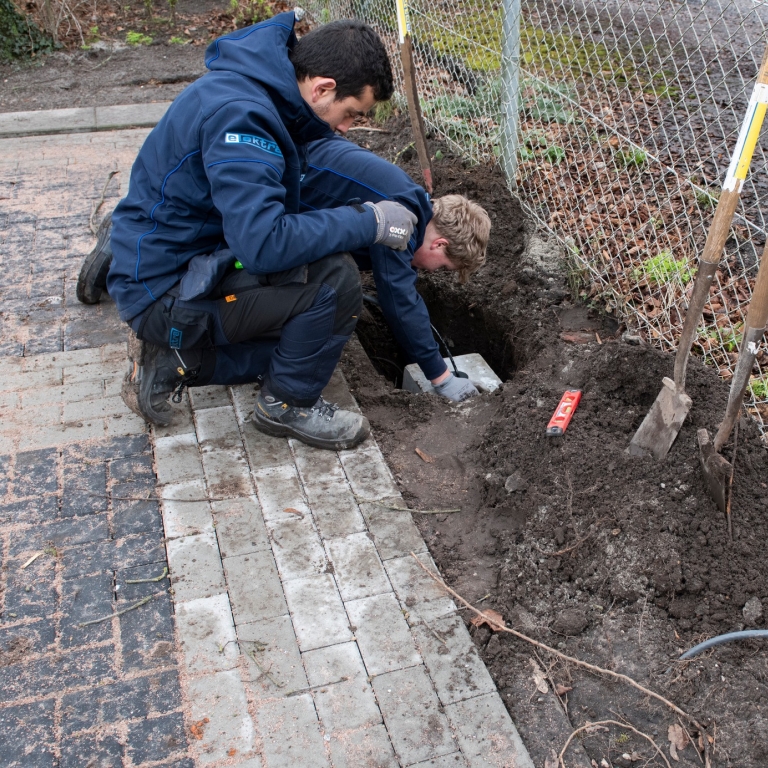 Laadpalen plaatsen, energiezuinige terreinverlichting gemonteerd.