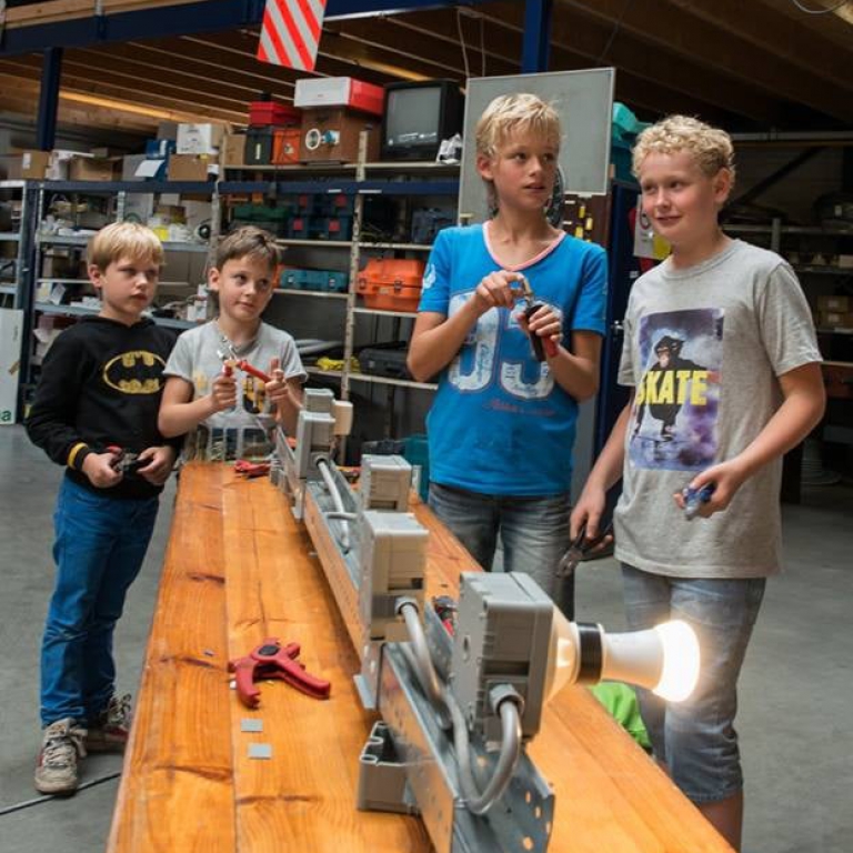 Kinderen maken kennis met Elektra